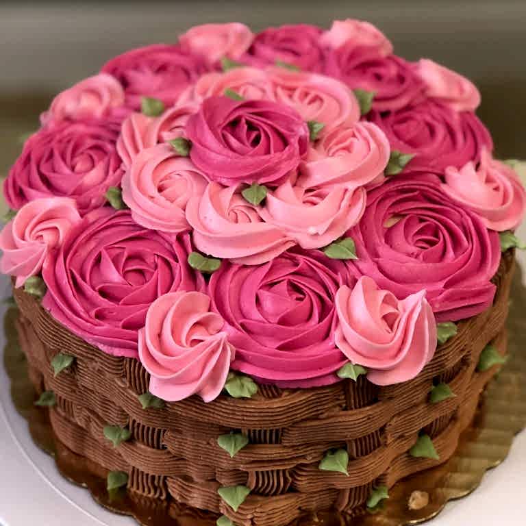 Корзинка с розами на 8 марта